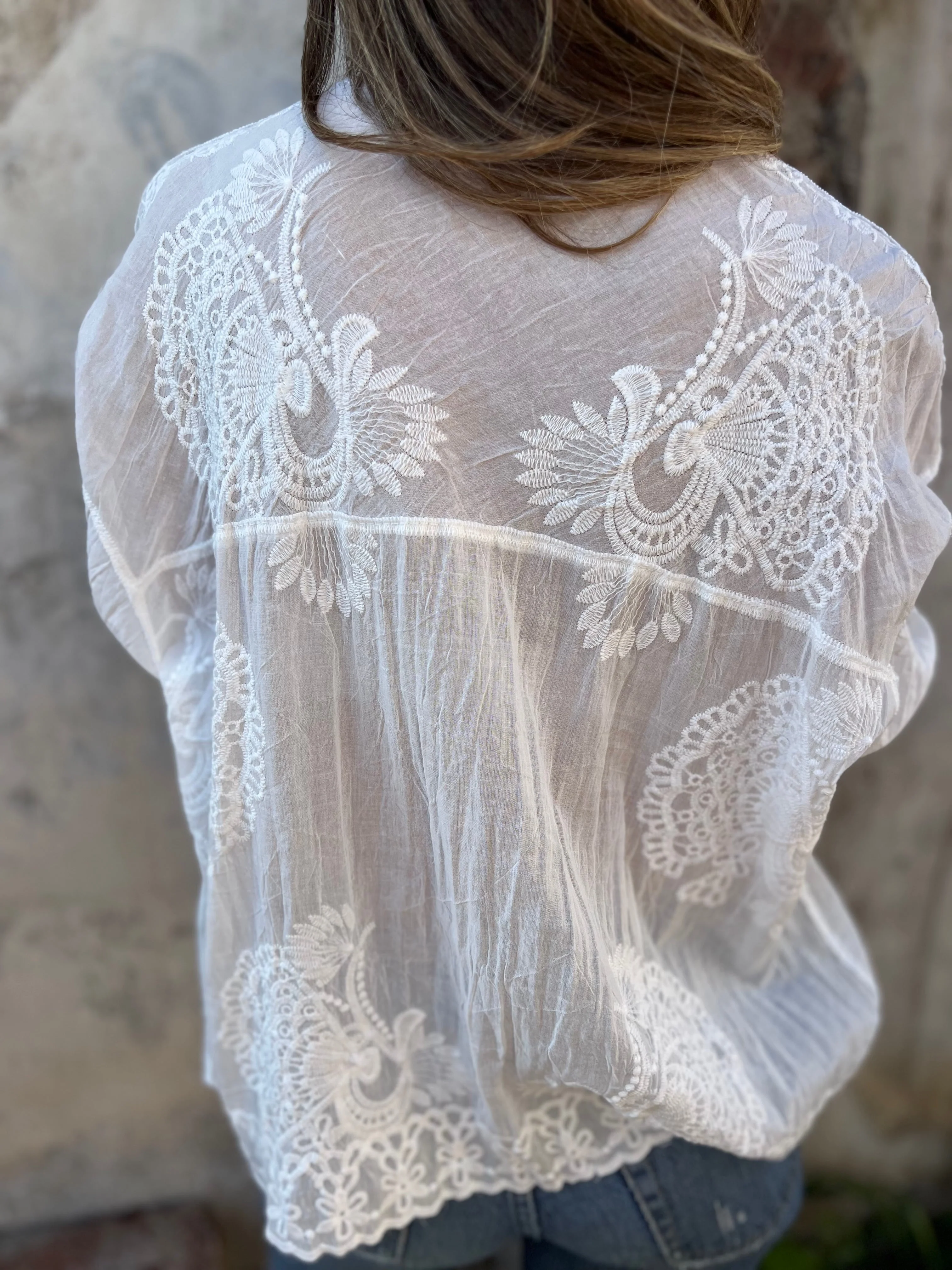 Alessia | Blusa Romantica in Pizzo con Dettagli Floreali - Image 6