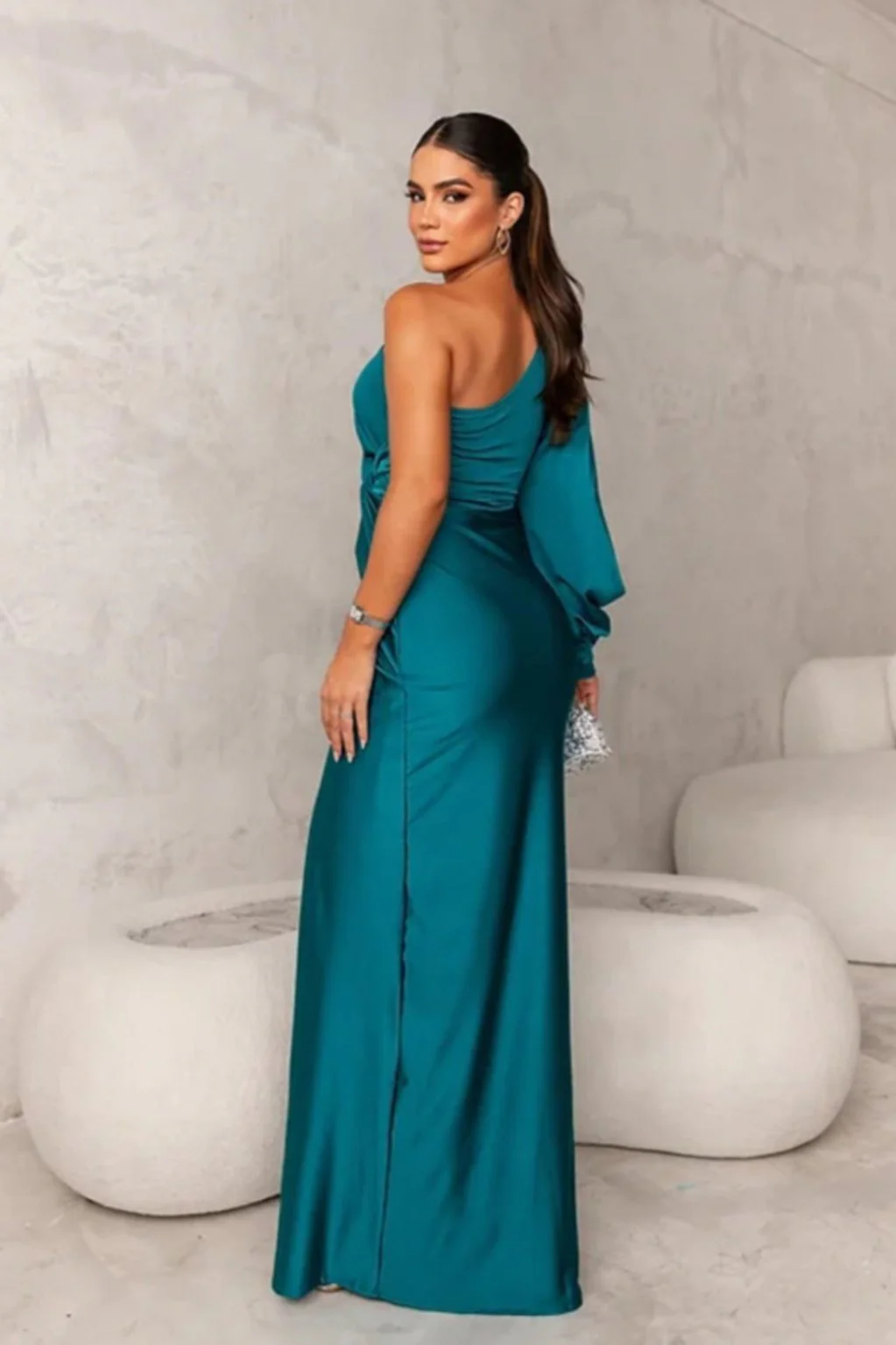 Chiara | Abito asimmetrico in raso elegante e sensuale - Image 2