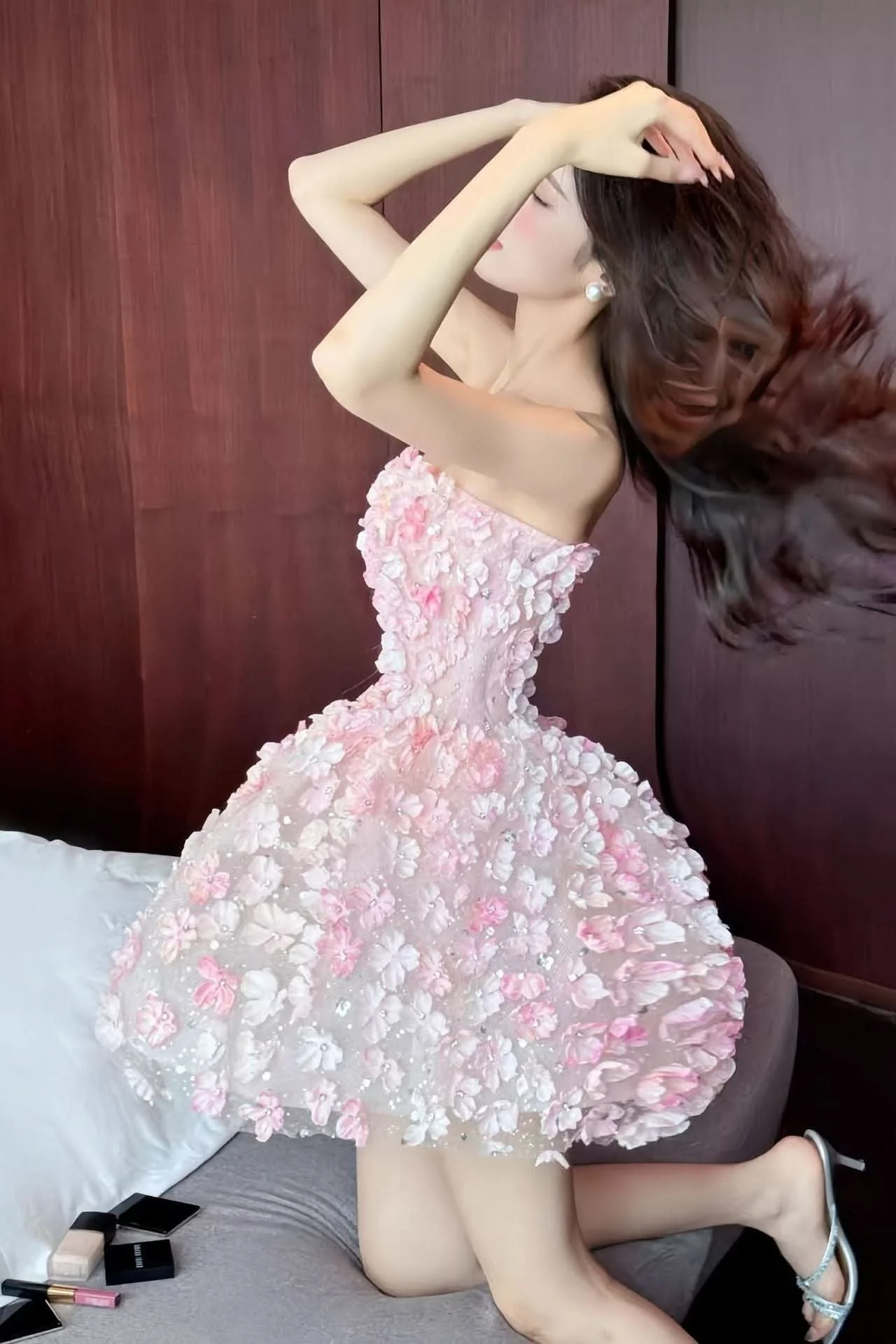 Eleanor | Miniabito moderno dallo stile scultoreo con applicazioni floreali - Image 2