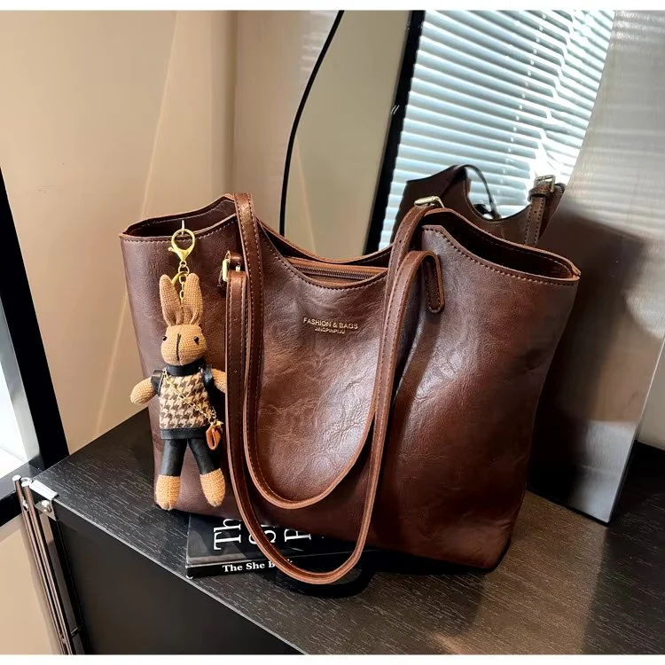 Grace | Borsa tote elegante con charm decorativo - Image 3