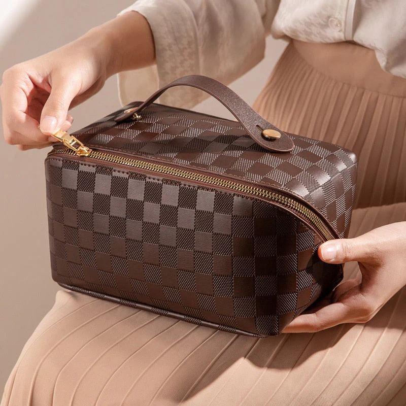 Manuela | Elegante Beauty Bag a Quadri - Image 7