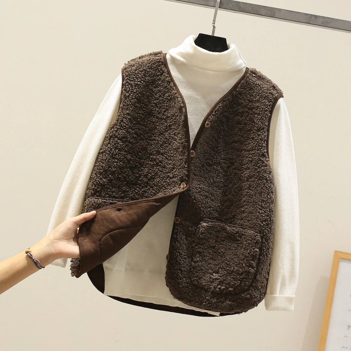 Riccardo | Gilet Elegante e Morbido in Lana d'Agnello - Image 6